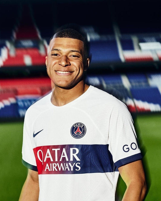 Découvrez le Nouveau Maillot Extérieur du PSG pour la Saison 2023/2024 !