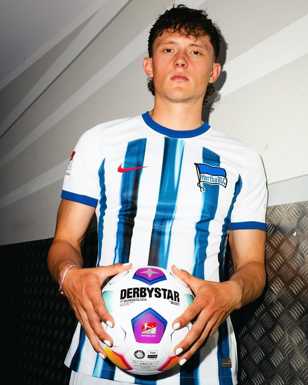 Le Hertha Berlin dévoile fièrement son maillot domicile pour la saison 2023/2024 !