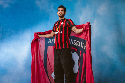 Découvrez le tout nouveau maillot domicile de Bournemouth pour la saison 2023/24 !