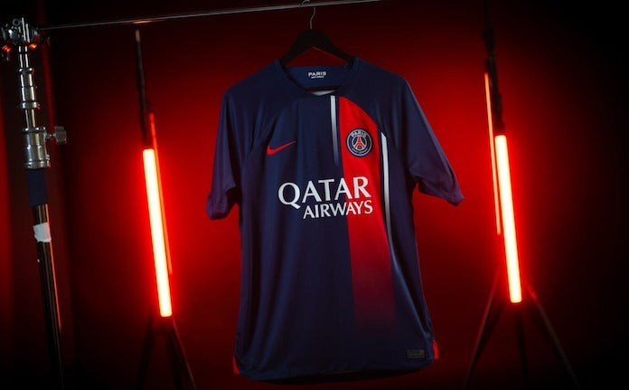 Attention les yeux : le PSG dévoile son nouveau maillot domicile - France -  Paris Saint-Germain - 31 Mai 2023 - SO FOOT.com