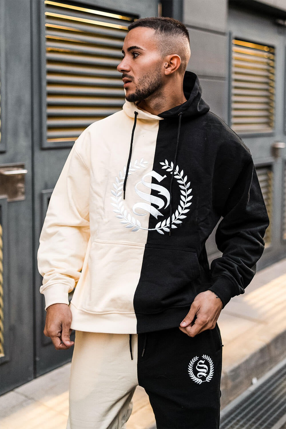 Sweat à Capuche Split Crest Noir et Crème Sinners Attire RR Store Online